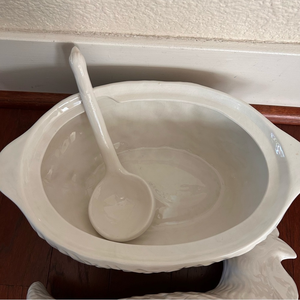vintage white ceramic hen-on-nest soup tureen with a matching ladle - Picture 6 of 9